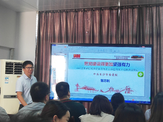 “把黨建設得更加堅強有力” ——關于新時代堅持和發(fā)展中國特色社會主義的政治保證